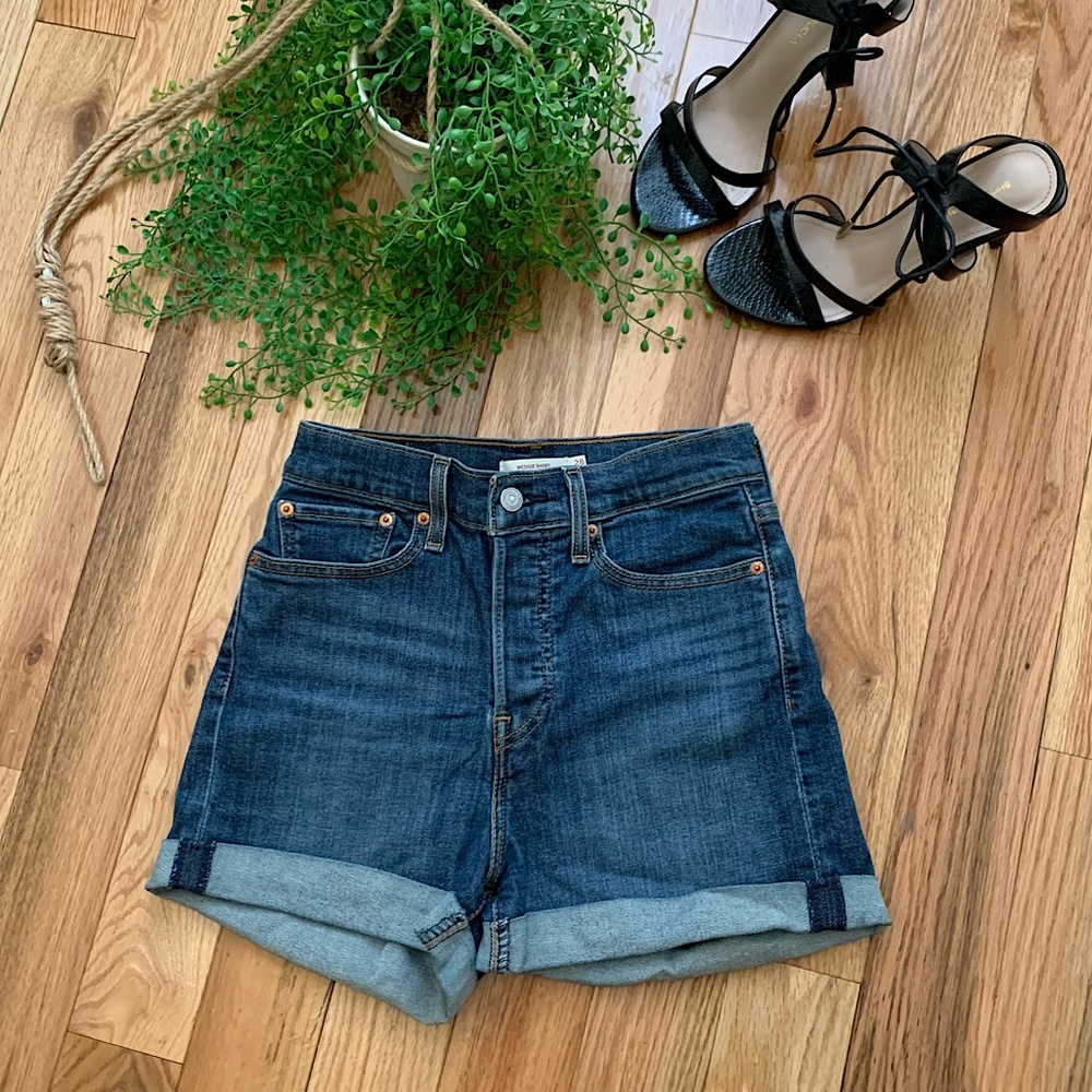 LEVI High Waisted Shorts